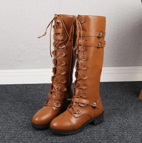 Bailee - retro-stiefel mit flacher schnalle und schnürung