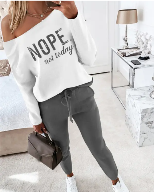 Natalie – set aus oberteil und hose mit aufdruck „not today“.